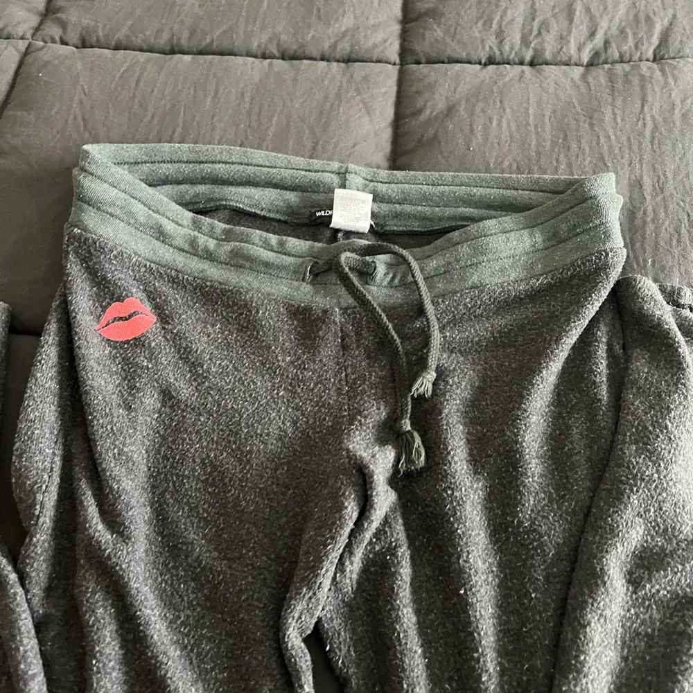 Wildfox Gray Lounge Pants with Pink/Red Lips Logo - Picture 3 of 11